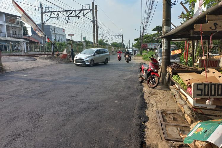 Rencana pelebaran jalan untuk akses ke pelintasan sebidang di Rawa Geni,  sejumlah pedagang kaki lima di Jalan Raya Citayam, Ratu Jaya, Cipayung, Depok, mendapatkan surat teguran pengosongan tempat usahannya, pada Kamis (23/6/2022).