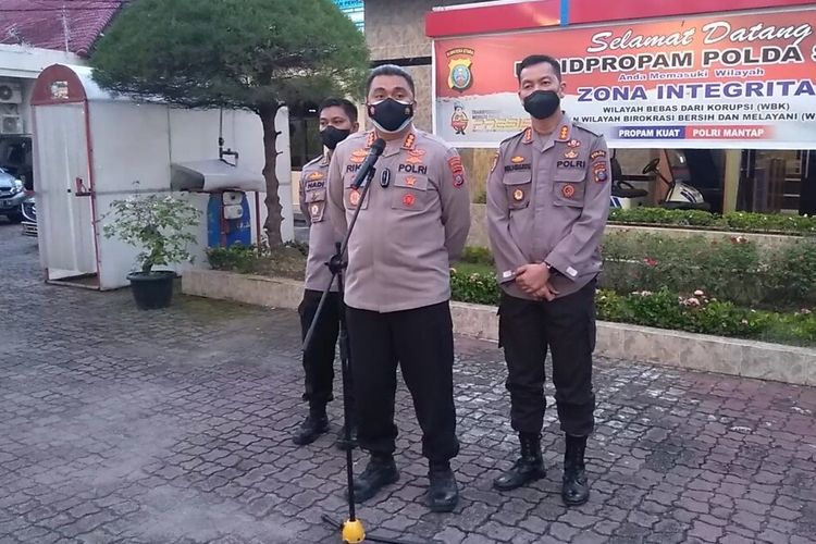 Kapolrestabes Medan Kombes Pol Riko Sunarko, Kabid Propam Polda Sumut Kombes Pol Donald Simanjuntak, dan Kabid Humas Polda Sumut Kombes Pol Hadi Wahyudi di halaman Kantor Bid Propam Polda Sumut, Selasa (26/10/2021) petang, memaparkan kasus dugaan pencabulan yang dilakukan oleh anggota Polsek Kutalimbaru berinisial RHL kepada istri tersangka kasus narkoba yang sedang hamil pada Mei lalu. 