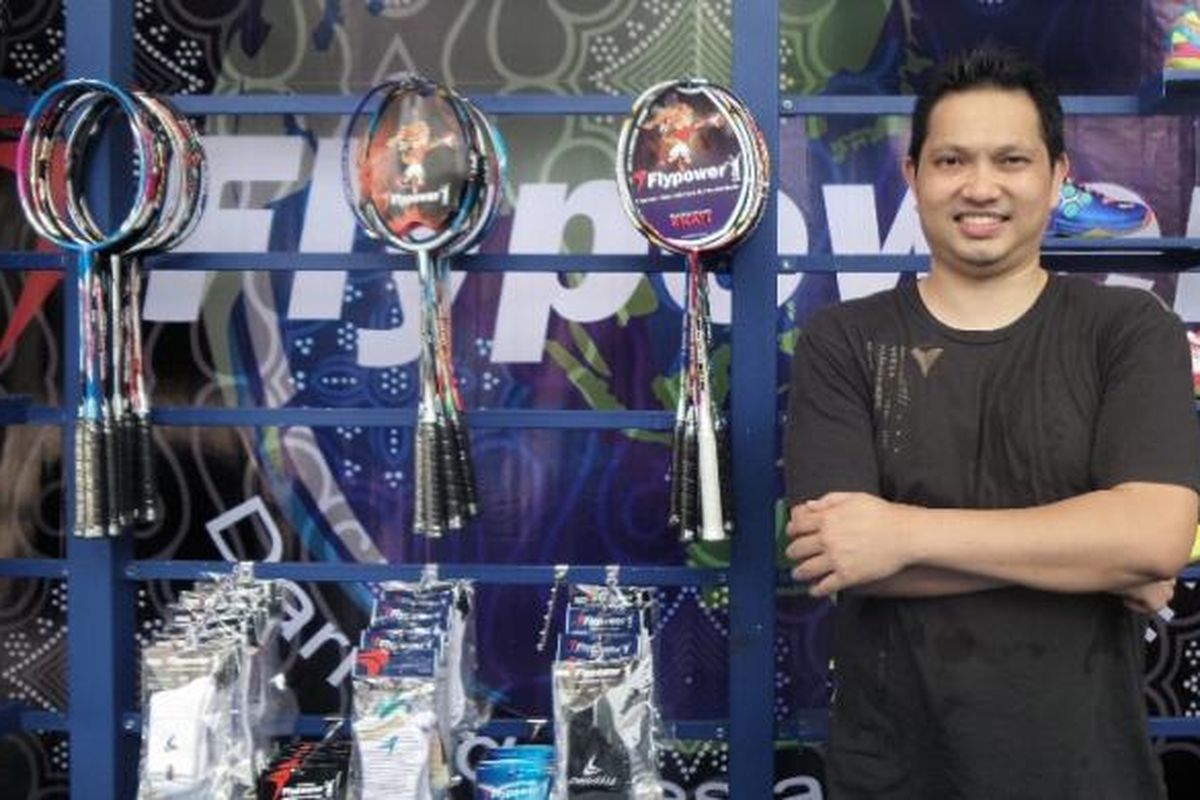 Mantan pebulu tangkis Indonesia, Hariyanto Arbi, berpose di stand Flypower di Istora Gelora Bung Karno, Senayan, Jakarta, Selasa (11/8/2015).