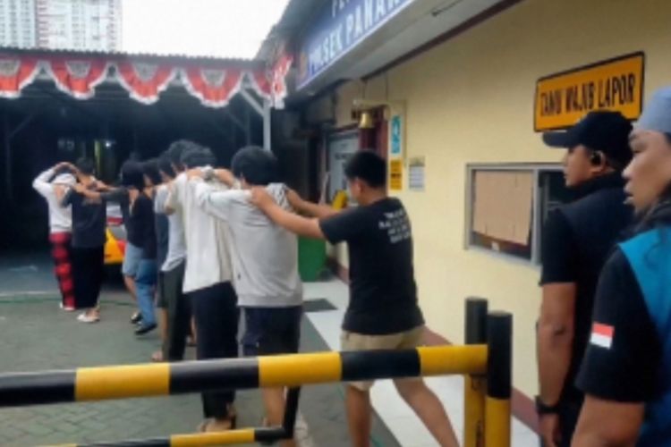 10 terduga pelaku yang melakukan penganiayaan terhadap pemuda hingga tewas diamankan di Mapolsek Panakkukang, Kota Makassar, Sulsel, Minggu (7/9/2025).