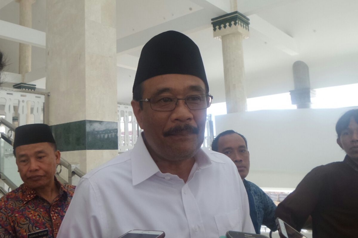 Wakil Gubernur DKI Jakarta Djarot Saiful Hidayat usai sholat Jumat di Masjid Raya Hasyim Asyari, Daan Mogot, Jumat (28/4/2017). 