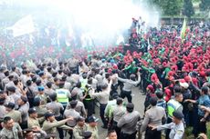 Tuntut Kenaikan UMK, Ribuan Buruh Bentrok dengan Polisi