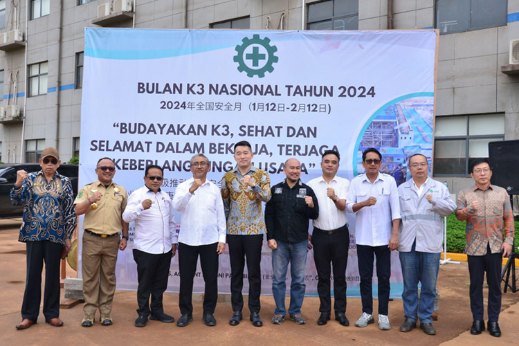 Manajemen PT GNI dan jajaran Disnakertrans Sulawesi Tengah berfoto bersama usai Upacara Bulan K3 2024 di PT GNI, Kabupaten Morowali Utara, Sulawesi Tengah, Kamis (25/1/2024).