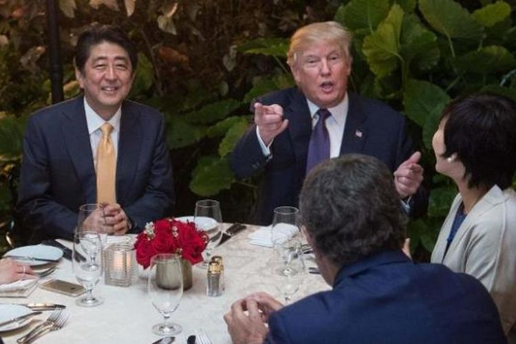 Presiden AS Donald Trump menjamu PM Jepang Shinzo Abe di Mar-a-Lago, Palm Beach, Florida.