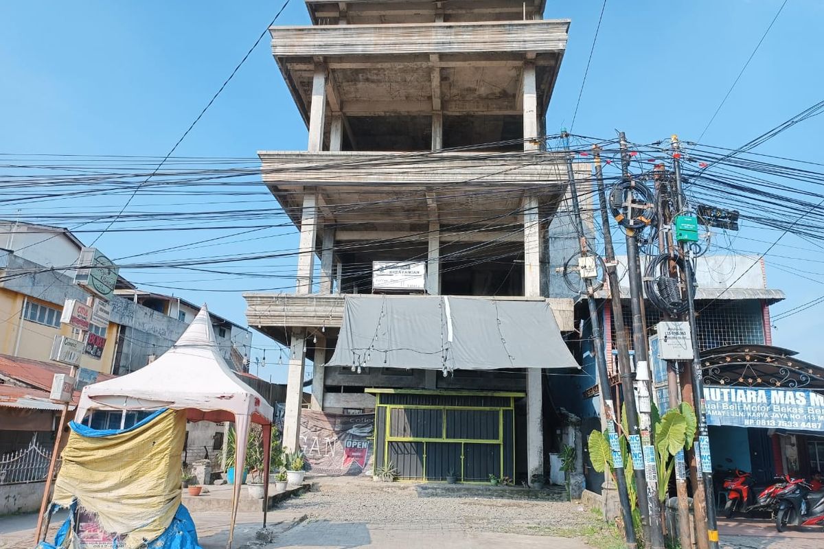 Suasana gedung empat lantai yang sempat digeruduk warga karena diduga jadi tempat tambang bitcoin di Jalan Karya Jaya, Kota Medan pada Senin (7/7/2025). 