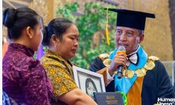 Ibu Gantikan Mendiang Anaknya Saat Wisuda, Unesa Beri Beasiswa ke Adik