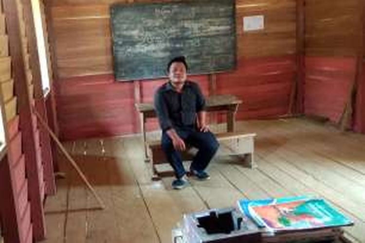 Ovianus Madang, guru PPT di SDN 004 Filial Long Isun duduk di salah satu ruangan kelas yang sekaligus ruang kantor sekolah yang berada di Mahakam Hulu, Kalimantan Timur.