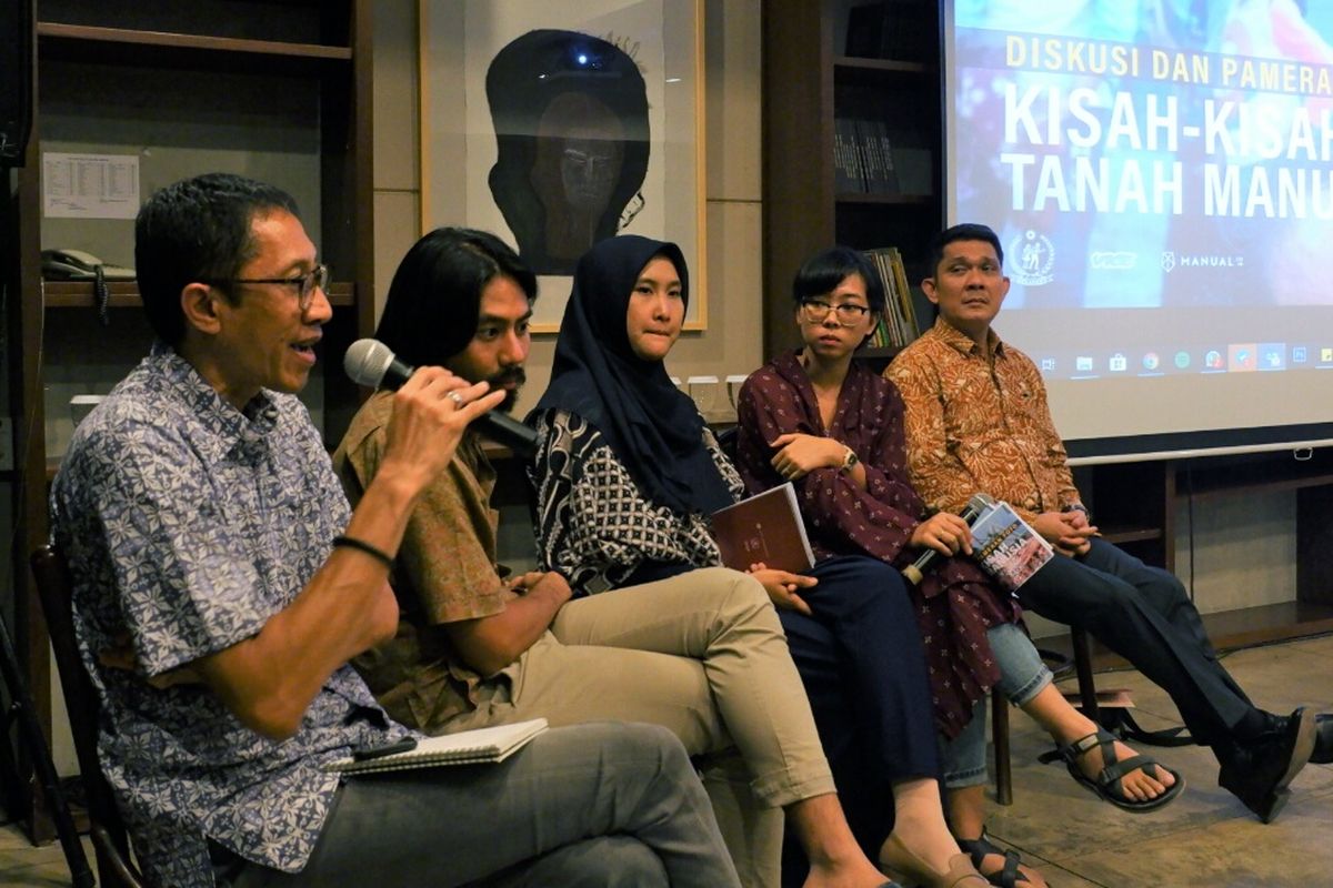 Nirarta Samadhi, Direktur WRI Indonesia; Ben Laksana, Arkademy; Fauzia Suryani Puteri, Kepala Sub Bidang Analisis Kebijakan Penataan Ruang, Kemenko Perekonomian; Rara Sekar, Arkademy; Abetnego Tarigan, Ketua Tim Percepatan Penyelesaian Konflik Agraria (TPPKA), Kantor Staf Presiden dalam Diskusi Pameran Foto “Kisah – Kisah Tanah Manusia” di Galeri Komunitas Salihara, Pasar Minggu, Jakarta Selatan, Rabu (2/10/2019).