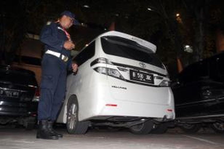 Mobil Toyota Vellfire putih nomor polisi B 510 JDC yang disita Komisi Pemberantasan Korupsi (KPK) dari kediaman artis Jennifer Dunn terparkir di halaman Gedung KPK, Jalan HR Rasuna Said, Kuningan, Jakarta Selatan, Rabu (12/2/2014). KPK menyita mobil tersebut karena diduga terkait kasus tindak pidana pencucian uang (TPPU) dari tersangka Tubagus Chaeri Wardana alias Wawan. 