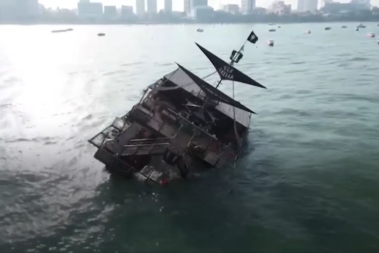 Tangkapan layar dari video BBC yang menunjukkan restoran terapung bertema bajak laut tenggelam di lepas pantai Pattaya, Thailand. 