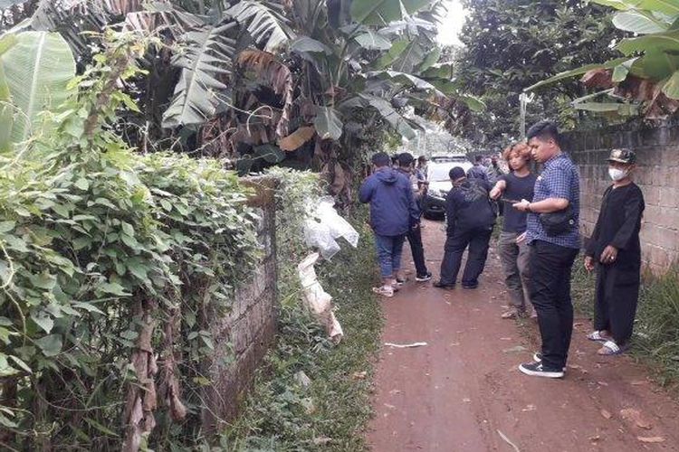 Sesosok mayat misterius diduga perempuan gegerkan warga Kampung Pisang, Kelurahan Karadenan, Kecamatan Cibinong, Kabupaten Bogor, Rabu (9/2/2022). 

