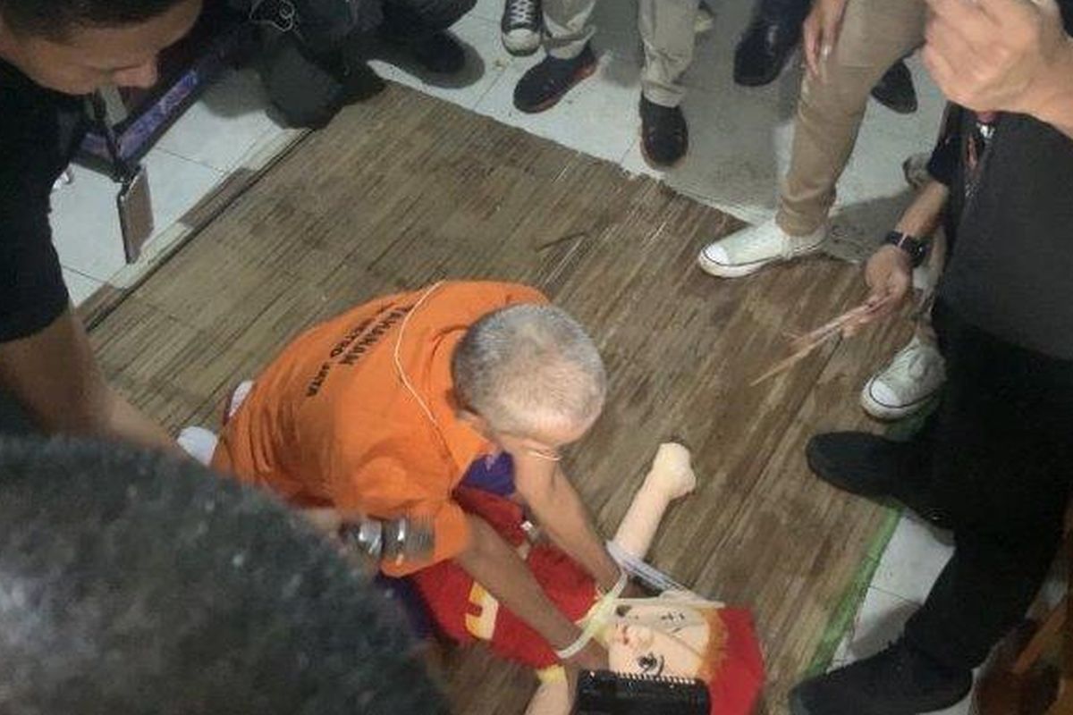 Wowon, tersangka pembunuhan berantai, saat rekontruksi adegan menghabisi anaknya yang berusia 3 tahun di Kampung Babakan Mande, Desa Gunungsari, Kecamatan Ciranjang, Kabupaten Cianjur, Kamis (2/3/2023). 


