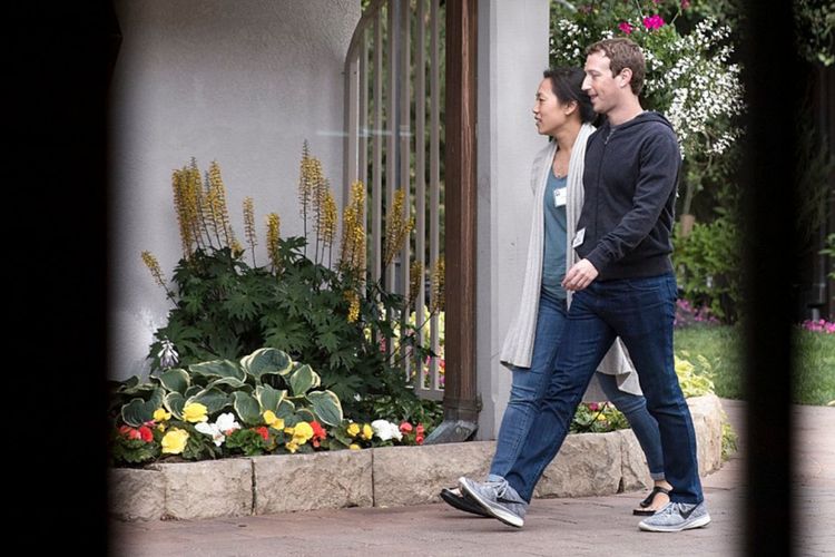 Mark Zuckerberg: Nike Flyknit Lunar 3 in Wolf Grey