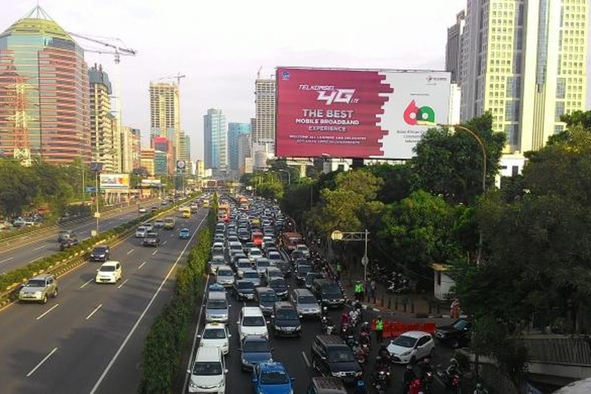 Kondisi Jalan Gatot Soebroto terpantau dari jembatan Semanggi, Kamis (23/4/2015).