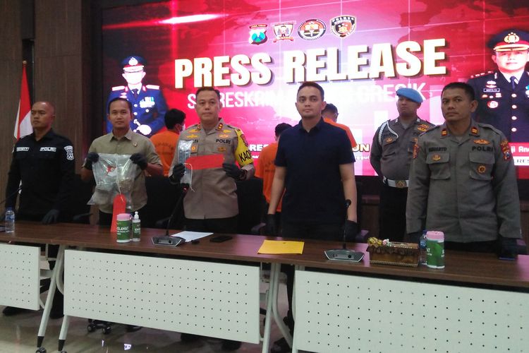 Polisi menunjukkan barang bukti saat kericuhan selepas laga Gresik United Vs Deltras Sidoarjo, dalam rilis ungkap kasus di Mapolres Gresik, Jawa Timur, Selasa (21/11/2023).