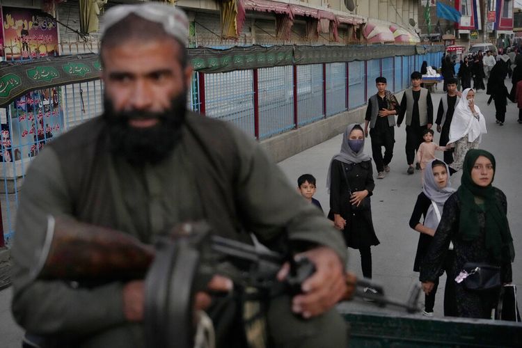 Seorang anggota Taliban berjaga di lingkungan Syiah Dasht-e-Barchi, di Kabul, Afghanistan, Minggu, 7 Agustus 2022. 