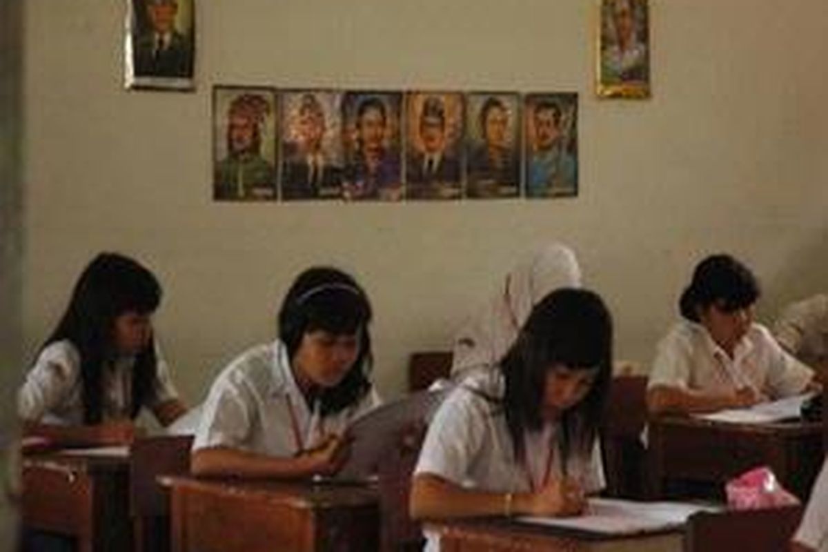 Ilustrasi: Selain SMAN 24, bangku kosong di tingkat SMA terdapat di SMAN 1 hingga SMAN 115 dengan jumlah yang bervariasi. Di SMAN 1 terdapat 11 bangku, di SMAN 2 ada 7, serta di SMAN 3 ada 22 bangku. Sementara itu, untuk SMAN 69 dan SMAN 116, sampai kemarin belum juga ada data yang masuk ke Disdik DKI.