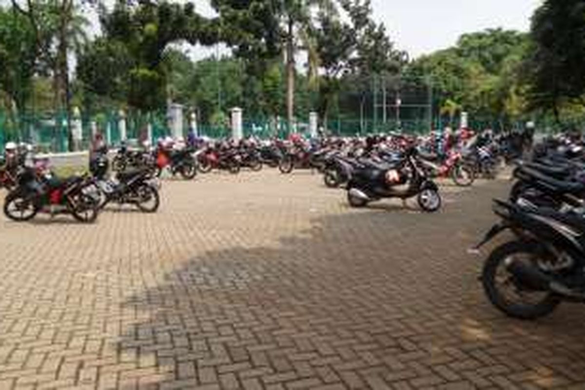 Salah satu lahan parkir sepeda motor di dalam kompleks Gelora Bung Karno, Minggu (17/7/2016). Meski sudah ada petugas parkir resmi, para pemungut parkir liar masih gencar meminta uang kepada pengunjung.