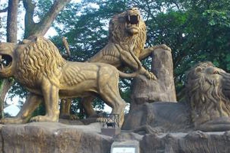 Keberadaan Patung Singo Edan Arema ini merupakan inisiatif dari warga sebagai salah satu ikon khas Kota Malang, Jawa Timur, yang terletak di depan Stasiun Malang Kota Baru.
