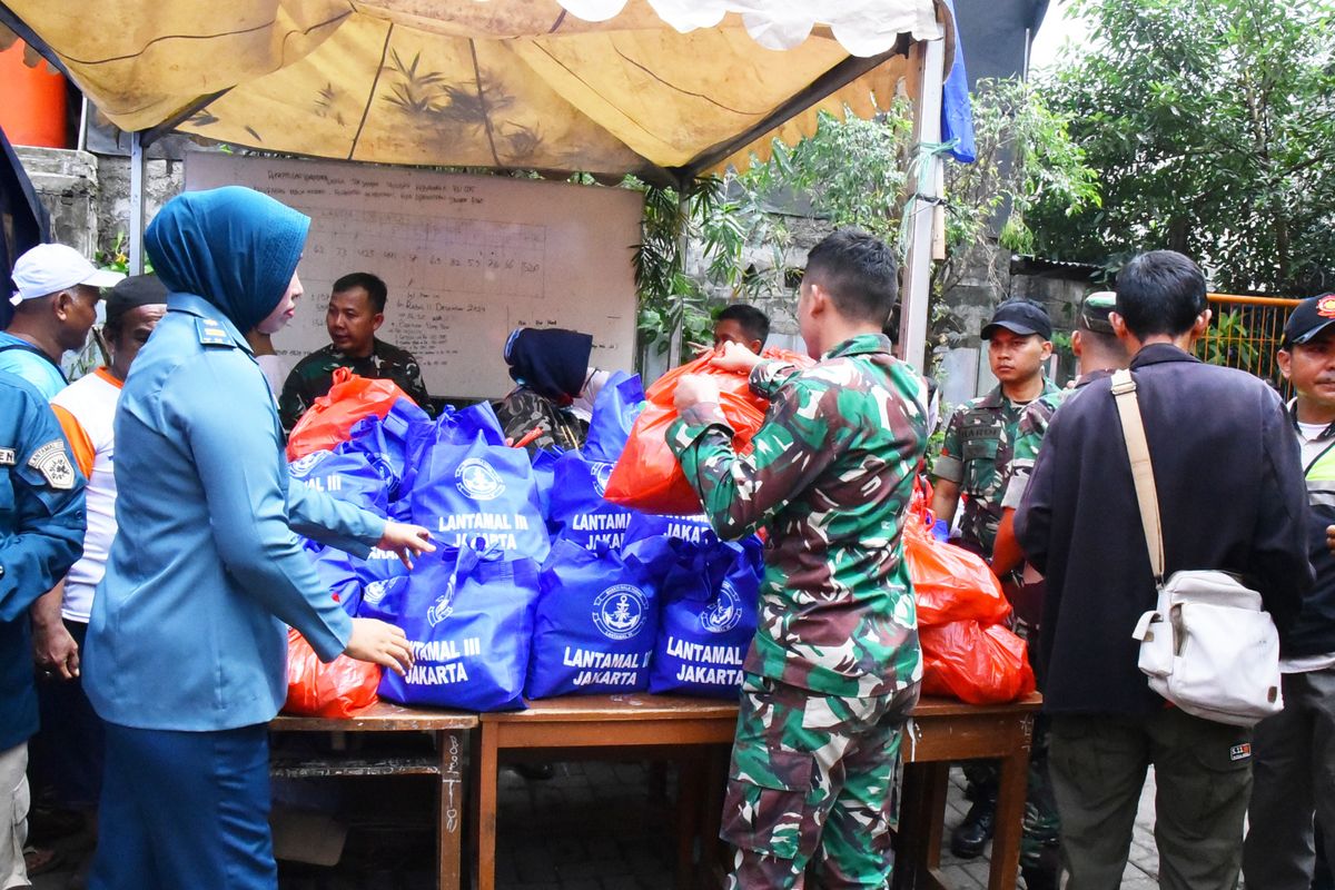 TNI AL Kerahkan Personel Bantu Korban Kebakaran di Kemayoran