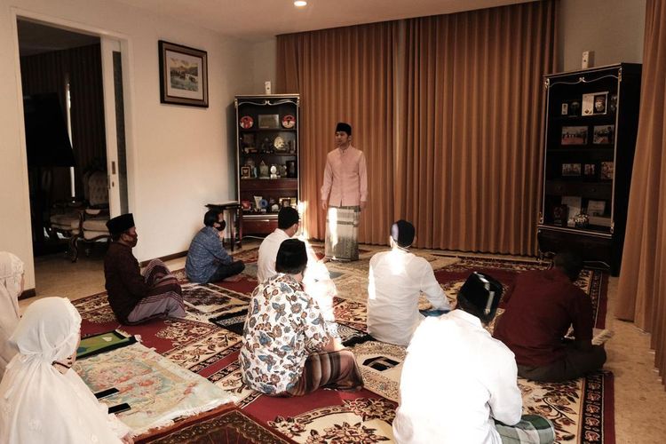 Shalat Idul Fitri di Kediaman Wagub Jatim Emil Dardak.