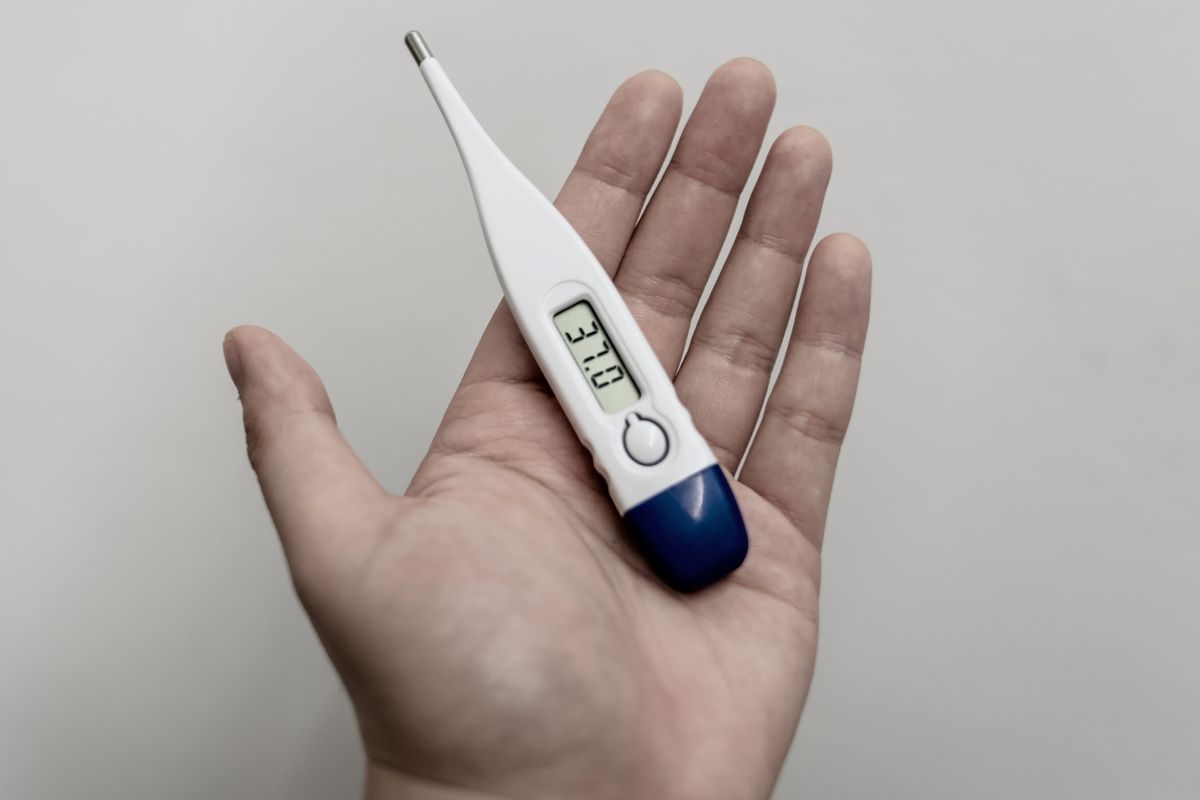 Ilustrasi mengukur suhu tubuh dengan termometer