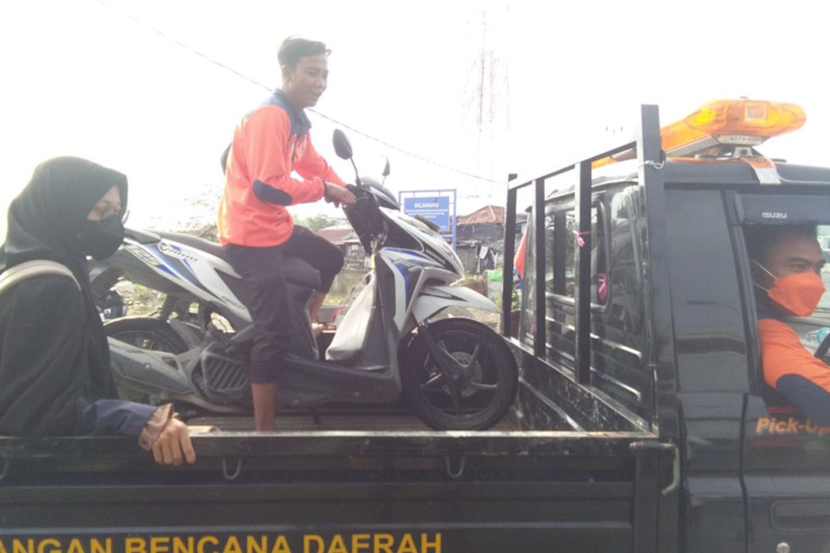 Bantuan mobil pick up disiagakan, untuk mengangkut sepeda motor dan warga yang terdampak banjir di Lamongan.