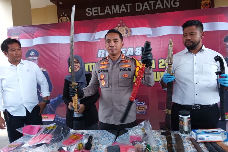 Kapolres Cianjur AKBP Doni Hermawan memerlihatkan senjata tajam sebagai barang bukti tindak kejahatan sepanjang 2022.