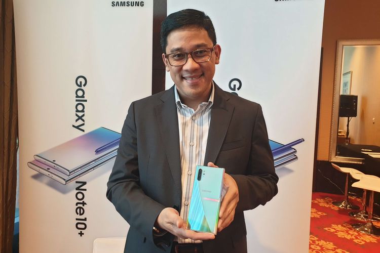 Denny Galant, Head of Product Marketing, IT & Mobile Samsung Electronics Indonesia memamerkan Galaxy Note 10 Plus di Jakarta, Rabu (21/8/2019).