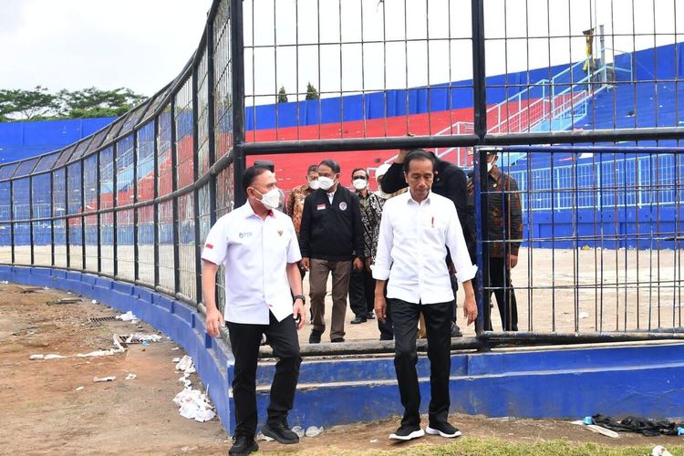 Presiden RI Joko Widodo (Jokowi) didampingi Ketua Umum PSSI Mochamad Iriawan bersama pejabat lainnya saat meninjau langsung Stadion Kanjuruhan, Malang, Rabu (5/10/2022). Kanjuruhan merupakan lokasi tragedi memilukan yang membuat 131 warga meninggal dunia usai menonton pertandingan sepak bola.