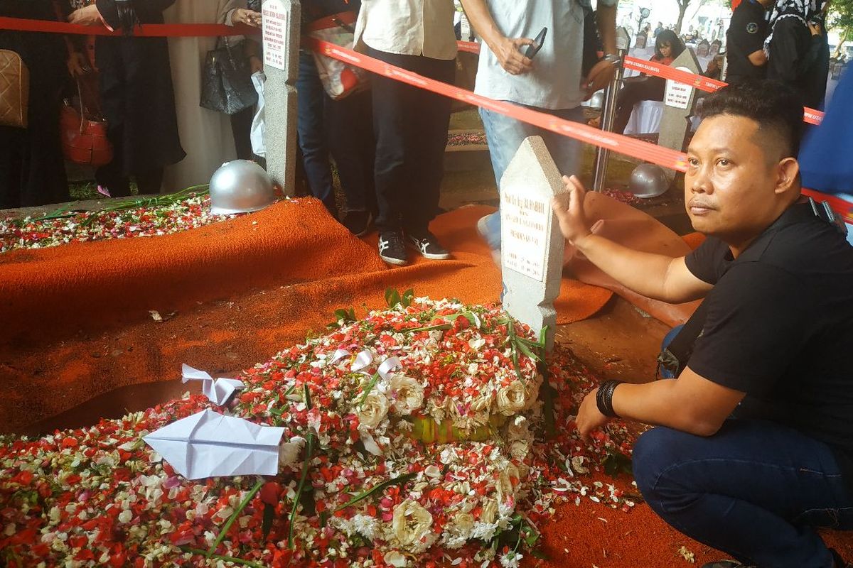 Pesawat terbang kertas ada di antara bunga di pusara BJ Habibie di TMP Kalibata, Jakarta Selatan, Kamis (12/9/2019).