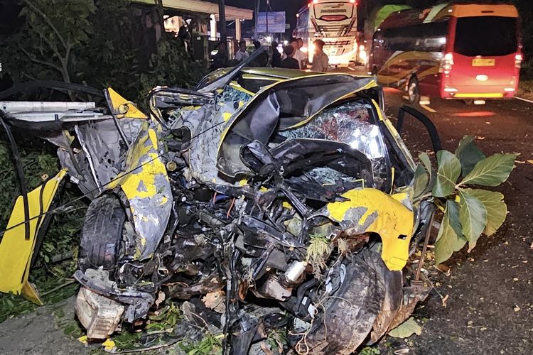 Civic Tabrak Pohon dan Pikap di Bangkalan, Bos Travel Tewas