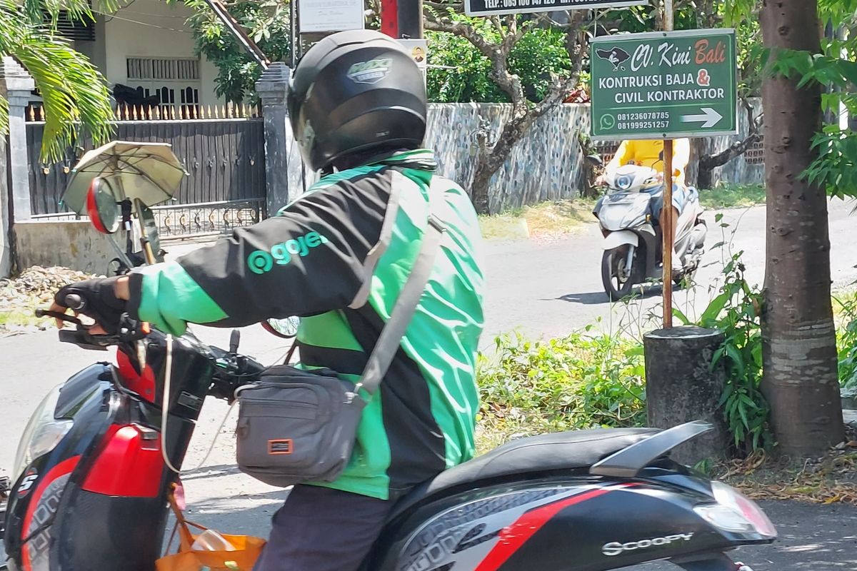 Pengemudi ojek online di Bali.