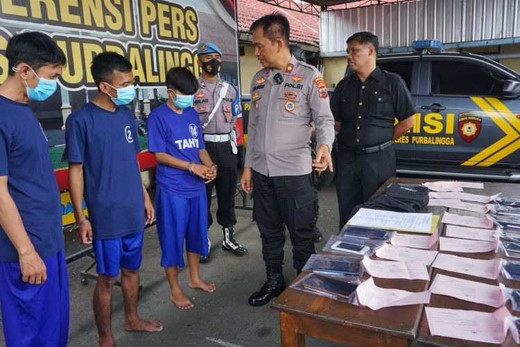 Polisi meringkus komplotan copet yang beraksi saat konser Ndarboy Genk di Alun-alun Purbalingga, Jawa Tengah, Minggu (18/12/2022) malam.