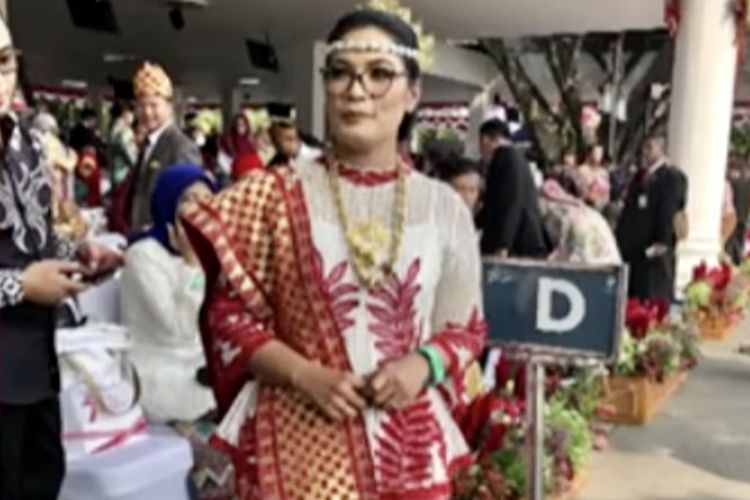 Sri Susanti Hutasoit yang mendapatkan penghargaan busana adat terbaik saat upacara penurunan bendera di Istana Merdeka, Kamis (17/8/2023) sore.