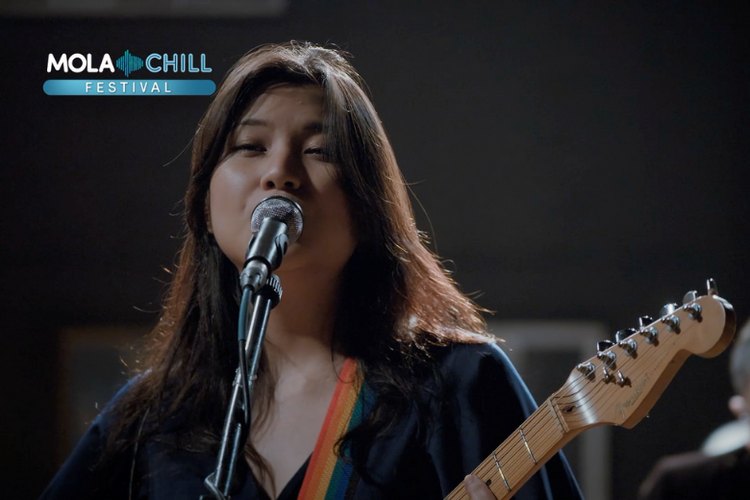 Danilla Riyadi menjadi salah satu penampil dalam konser Mola Chill Festival. (DOK. Mola).  