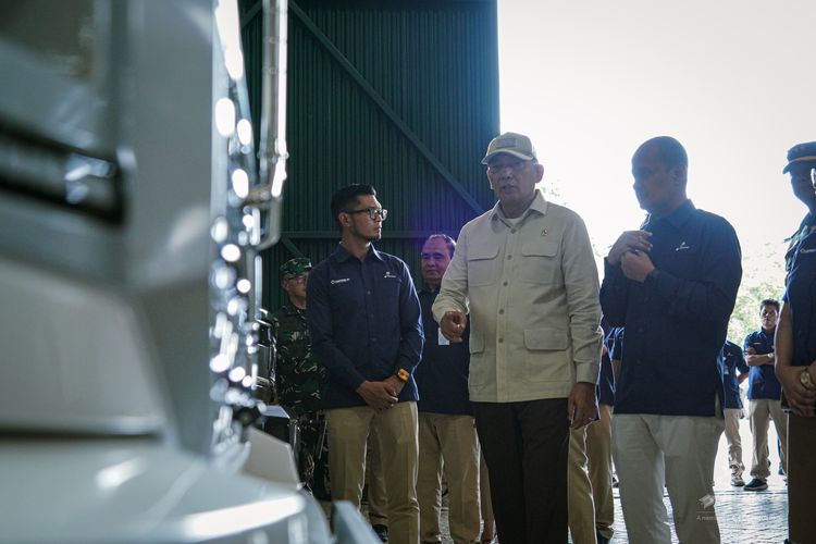 Menteri Pertahanan Republik Indonesia, Sjafrie Sjamsoeddin, mengunjungi PT Pindad di Bandung dengan menggunakan mobil MV3 Maung Komando VVIP, didampingi sejumlah pejabat militer dan pemerintah. 
