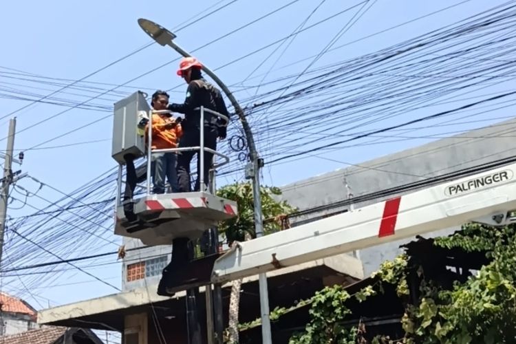 Dishub Kota Pasuruan Potong Kabel Liar di Tiang PJU demi Estetika Kota
