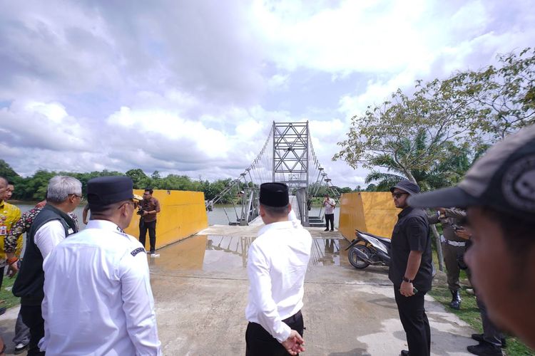 Pj Gubernur Riau Rahman Hadi terlihat meninjau langsung pembangunan akses Jalan Jembatan Gantung Sipungguk, Kecamatan Selo, Kabupaten Kampar, Riau, Jumat (4/10/2024). 