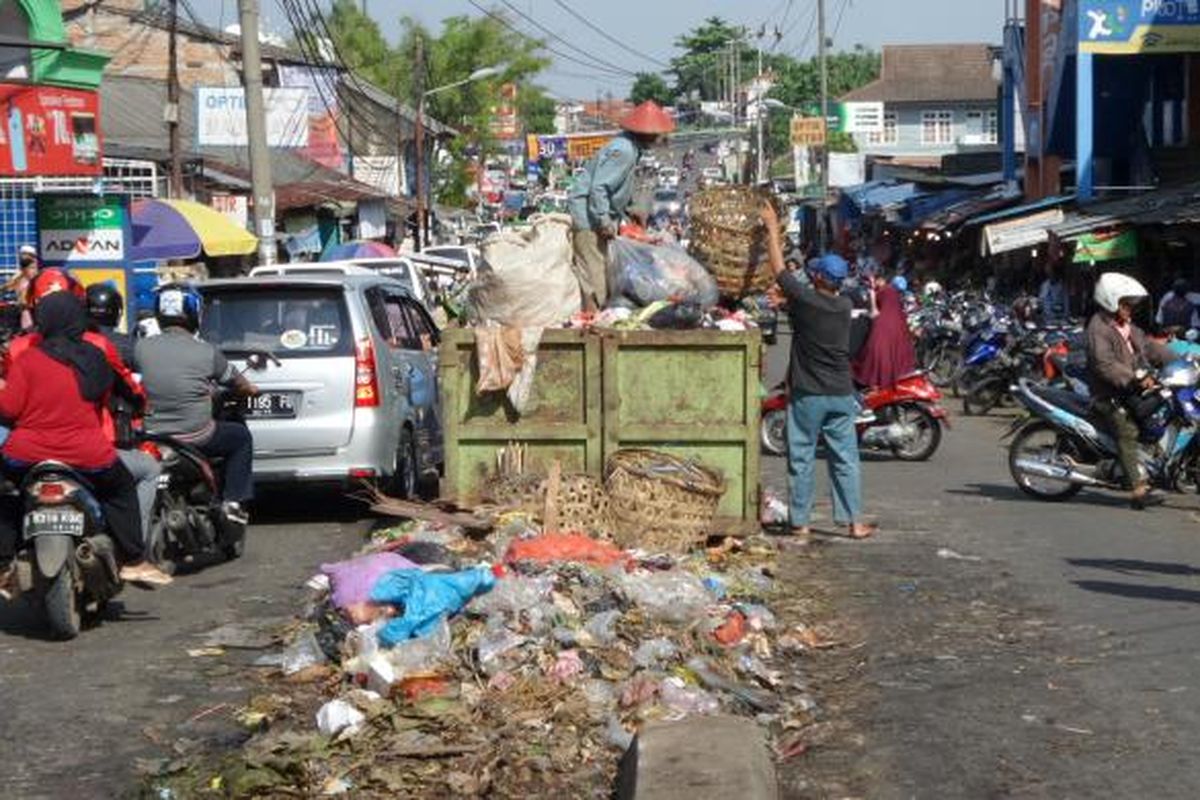 Bak sampah besar ditempatkan di tengah Jalan Aria Putra, depan Pasar Ciputat, Tangerang Selatan, Minggu (24/4/2016). Sampah dari pedagang di pasar tersebut dikumpulkan di sana dan tidak jarang sampah berserakkan sampai ke jalan hingga menyebarkan aroma tak sedap dan menghambat arus lalu lintas. 