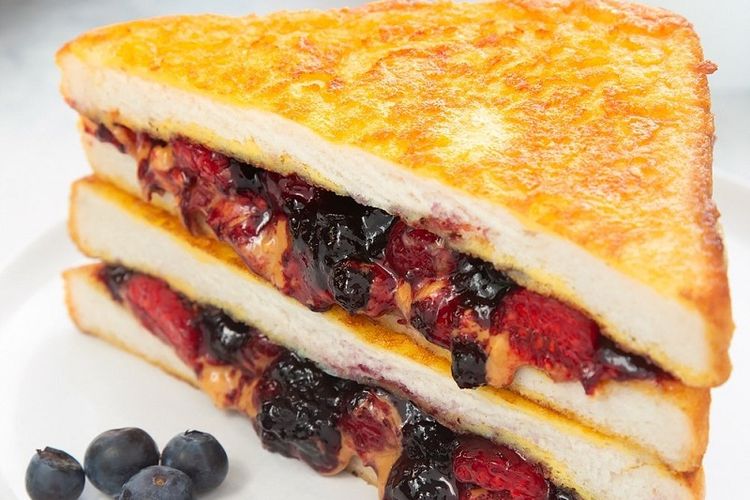Ilustrasi French toast peanut butter and blueberry jelly 