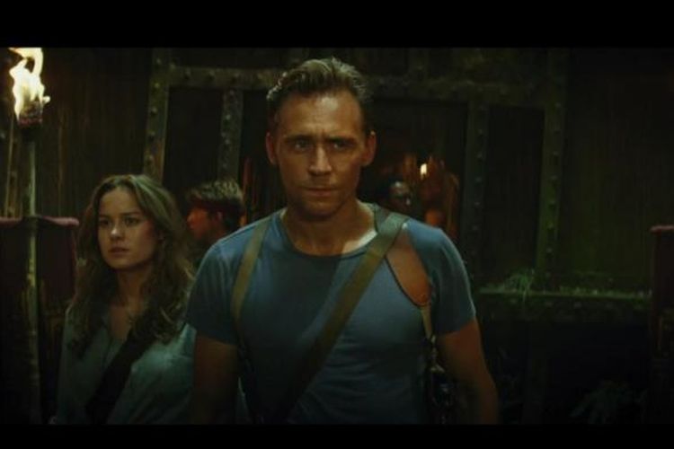 Brie Larson dan Tom Hiddleston dalam film Kong: Skull Island.