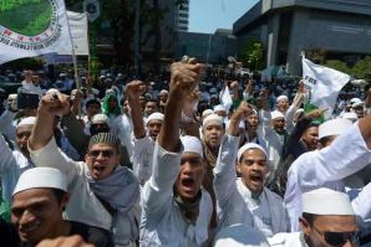 Massa dari Front Pembela Islam dan Forum Betawi Bersatu berunjuk rasa di depan Gedung DPRD, Menteng, Jakarta Pusat, Rabu (24/9/2014). Mereka menolak Basuki Tjahaja Purnama atau Ahok menjadi Gubernur DKI Jakarta.