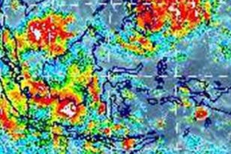 Citra cuaca MTSAT menunjukkan adanya awan tebal (warna merah) di sekitar lokasi AirAsia QZ8501 terakhir terdeteksi, antara Belitung Timur dan Kalimantan.