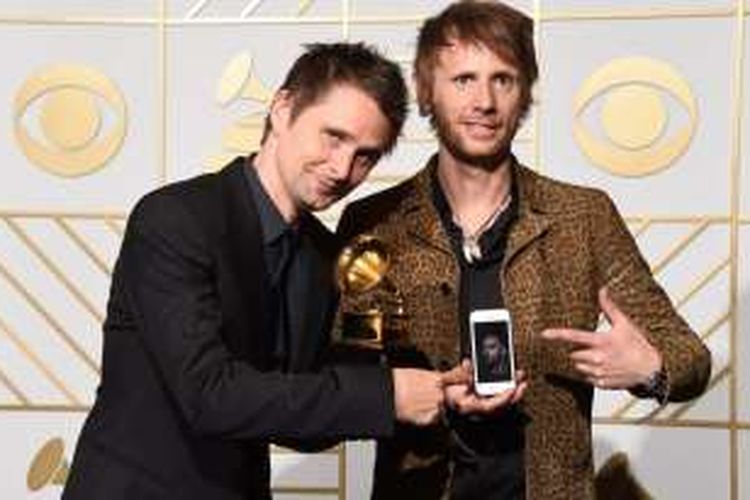 Muse difoto di ruang jumpa pers dengan trofi Best Rock Album untuk album Drones yang mereka raih pada Grammy Awards 2016 atau yang ke-58, yang diselenggarakan di Staples Center, Los Angeles, California, AS, pada Senin (15/2/2016) malam waktu setempat.