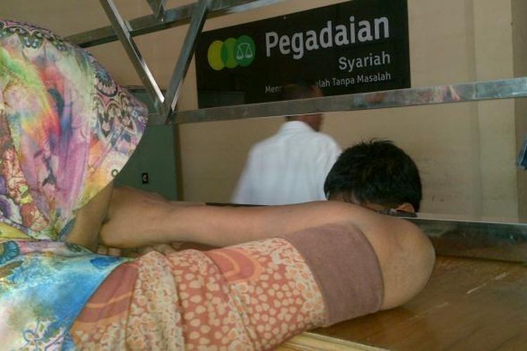 Pegadaian Syariah Bireuen, selama ramadhan melayani banyak nasabah yang ingin menggadaikan barangnya dalam bentuk emas. DESI