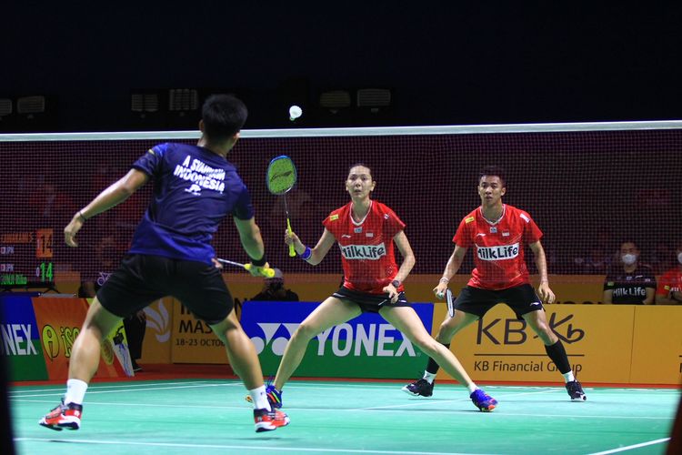 Ganda campuran Indonesia Dejan Ferdinansyah/Gloria Emanuella Widjaja saat Indonesia Masters 2022 di Platinum Arena Araya Kota Malang, Jumat (21/10/2022) siang. Terkini, Dejan/Gloria sukses melaju ke 16 besar Australian Open 2022 yang dijadwalkan berlangsung di Quay Centre, Sydney, Australia, pada 15-20 November.