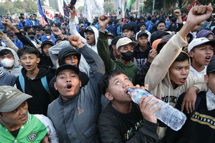 Gaji UMR Cianjur sebesar Rp 2.893.229 relatif tidak terlalu besar dan tidak terlalu tinggi untuk ukuran Jawa Barat, di mana UMK Cianjur ada di urutan ke-15 dari 27 kabupaten kota di provinsi tersebut.