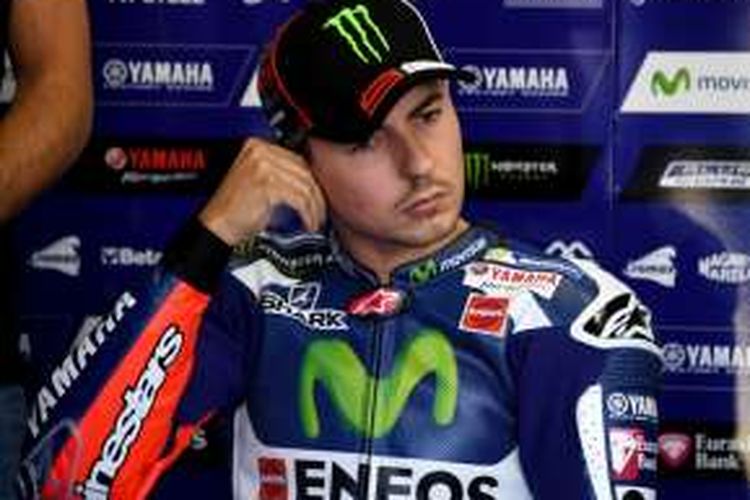 Pebalap Movistar Yamaha MotoGP asal Spanyol, Jorge Lorenzo, bersiap sebelum menjalani sesi pemanasan GP Jepang di Sirkuit Twin Ring Motegi, Minggu (16/10/2016).