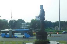 Bus Transjakarta Scania Berkelir Biru Bikin Takjub Penumpang di Halte Balai Kota